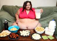 Bizarro! Americana toma shake de 3.500 calorias todos os dias para se tornar a mulher mais gorda do mundo